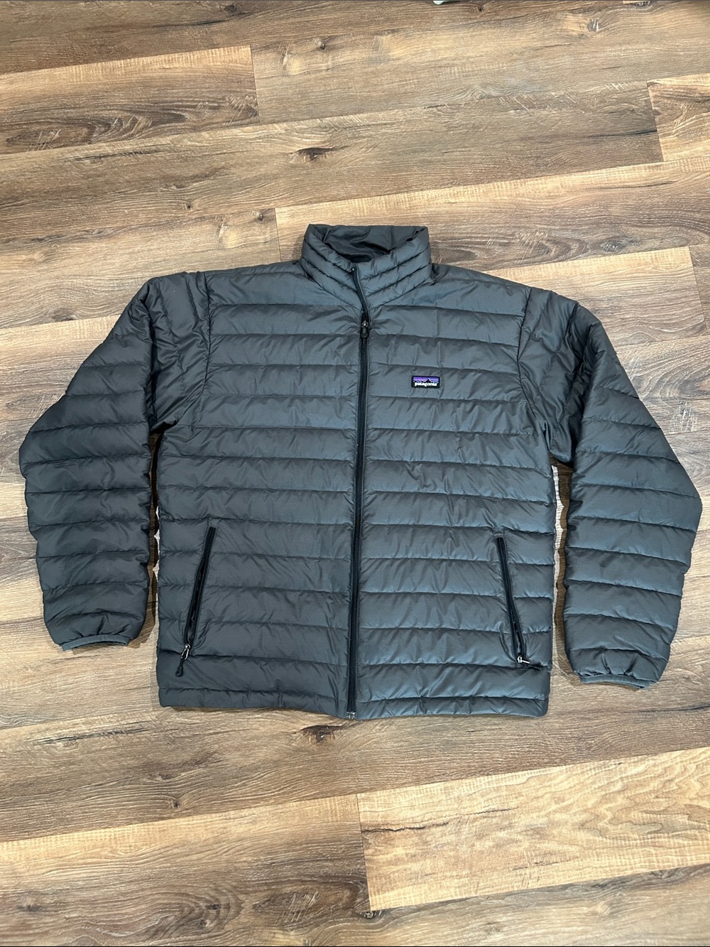 Patagonia Mens Puffer Size Medium Gray full zip with zipper pockets